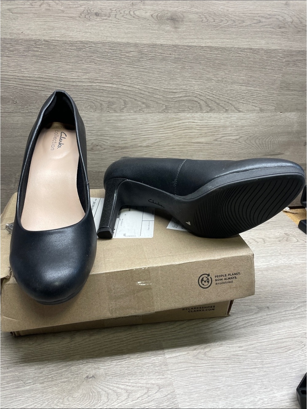 Clarks Black Leather Classic Round-Toe Heels #689